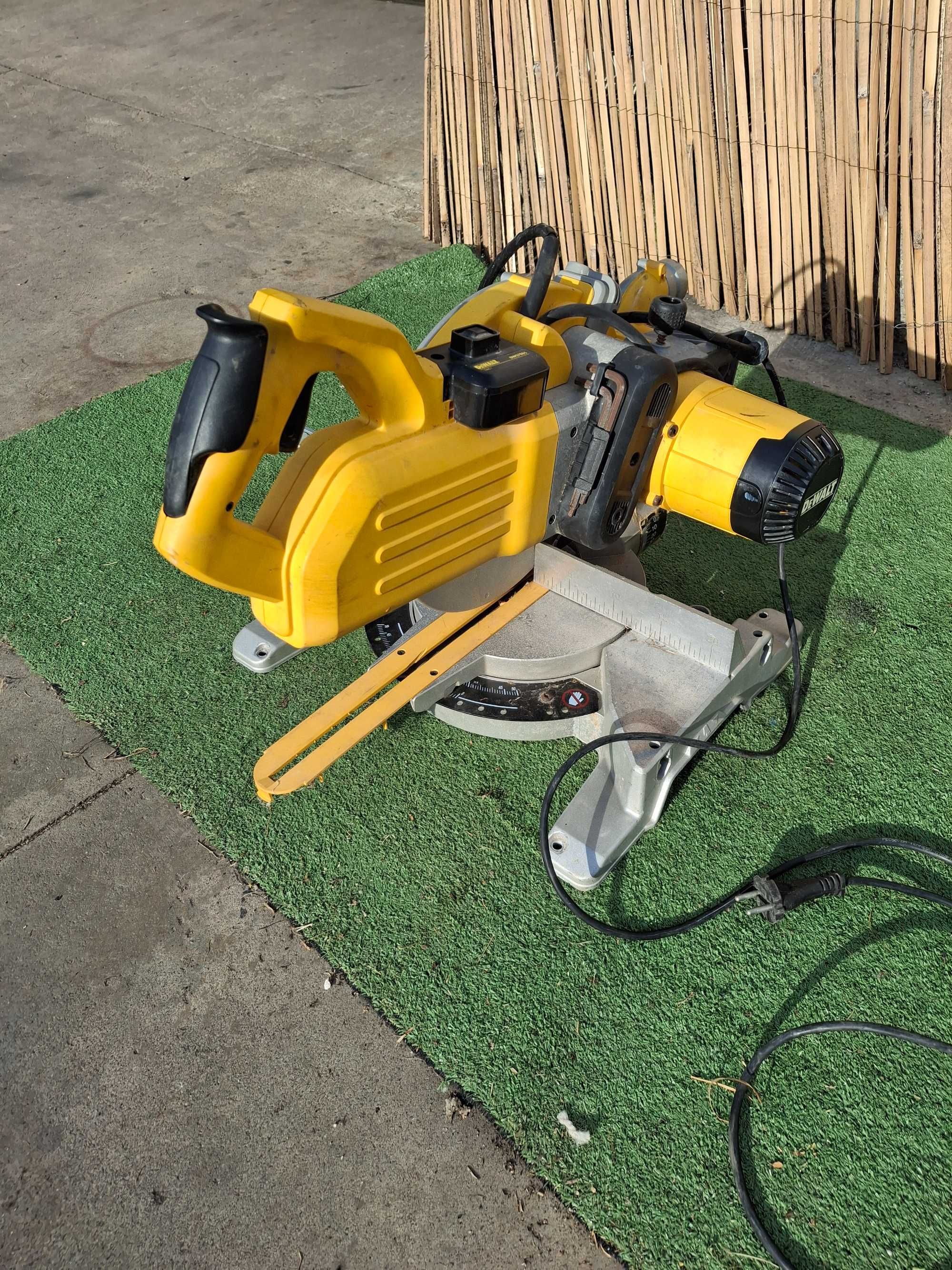 Стационарен циркуляр Dewalt dws778