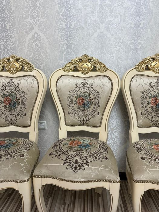 12 стульев и 1 расклодной стол цена договорна