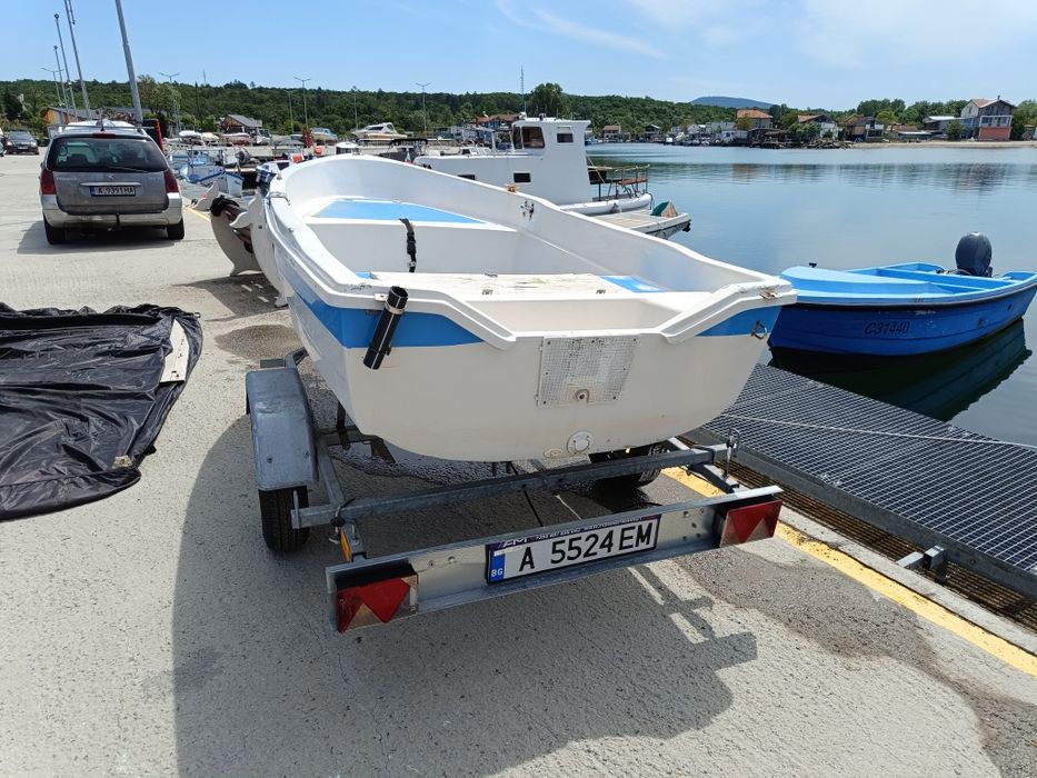 Лодка с чисто нов колесар, с регистрация и мотор
