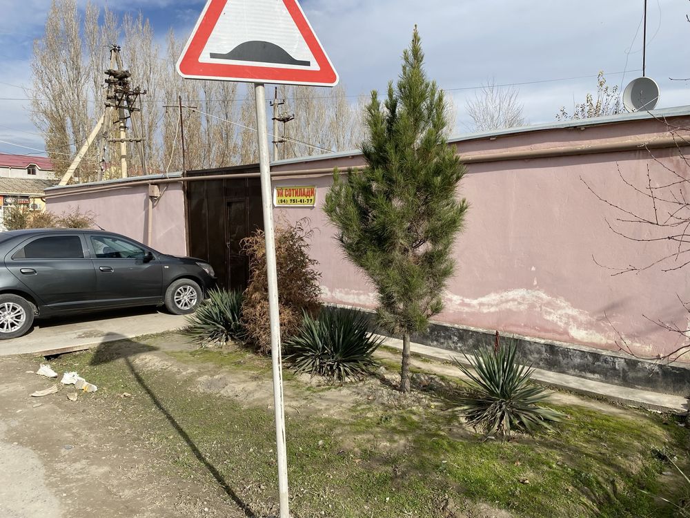 Уй сотилади, углавой ва барча шароитлар бор