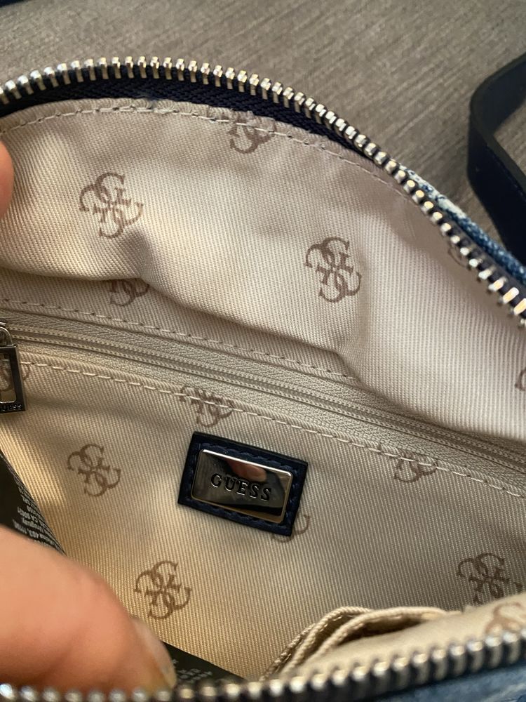 Чанта за кръста на Guess, комбинация дънков плат и кожа