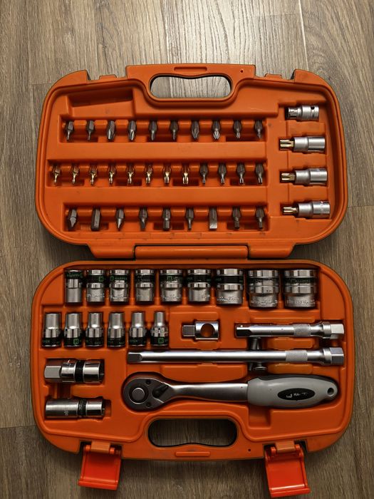 Набор инструментов как для дома так и для ремонтных работ