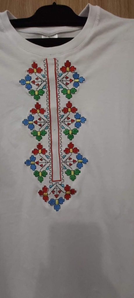 Тениски с бродирана шевица