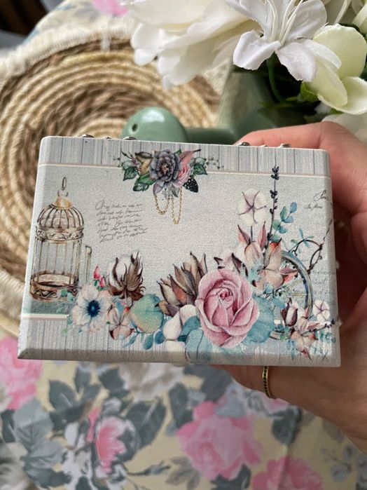 Cutiuță bijuterii și clama