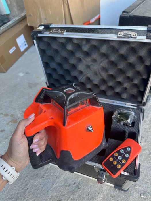 геодезически лазер със стойка