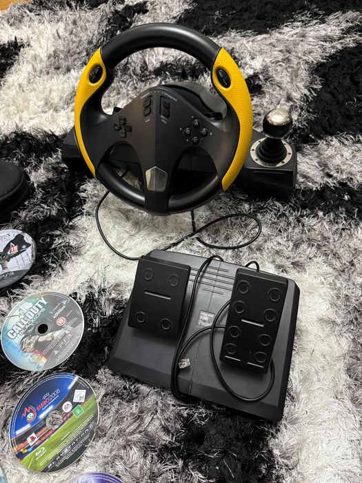 Vând PlayStation 3 cu volan, pedale și jocuri