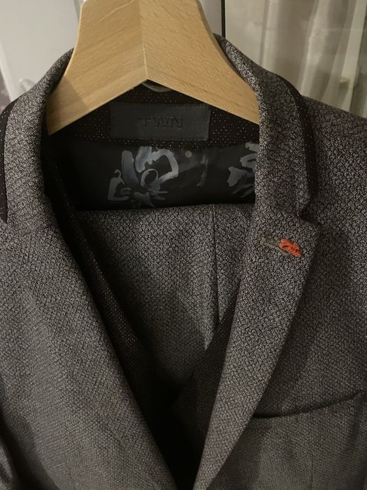 Costum D’S Damat Twn purtat de două ori