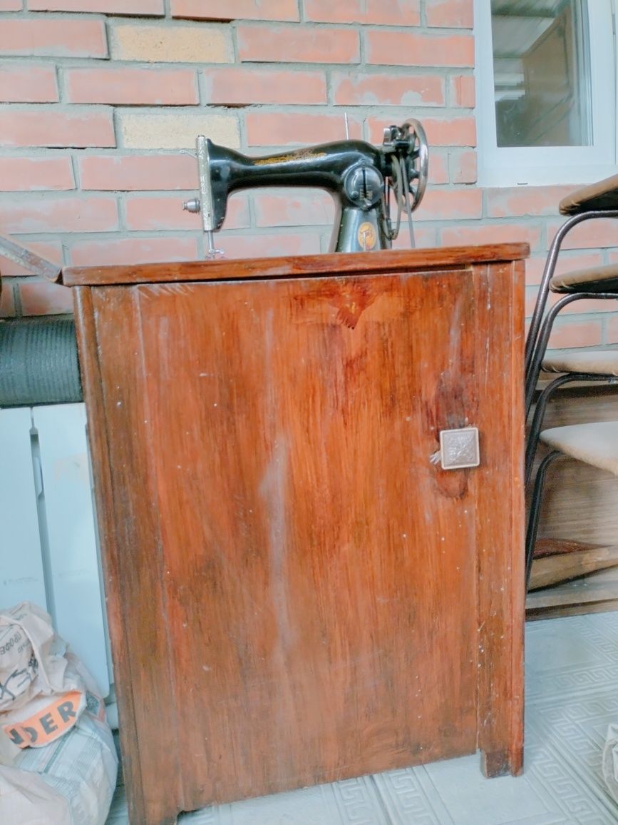 Продам ножную швейную машинку