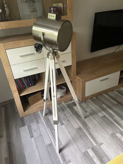 Vand lampa cu trepied reglabil pentru casa/apartament