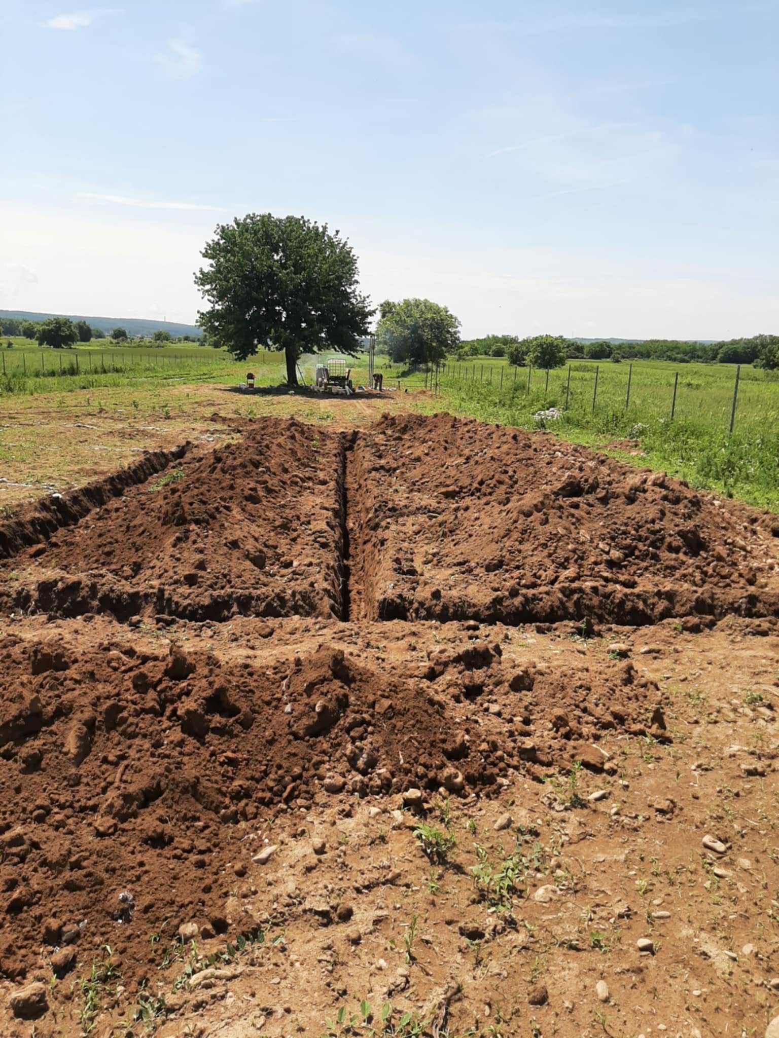Miniexcavator pentru diverse lucrări