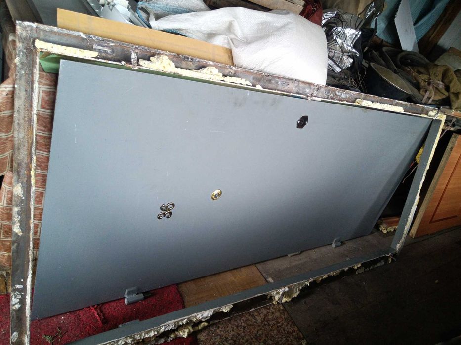 Продам железную дверь с косяком