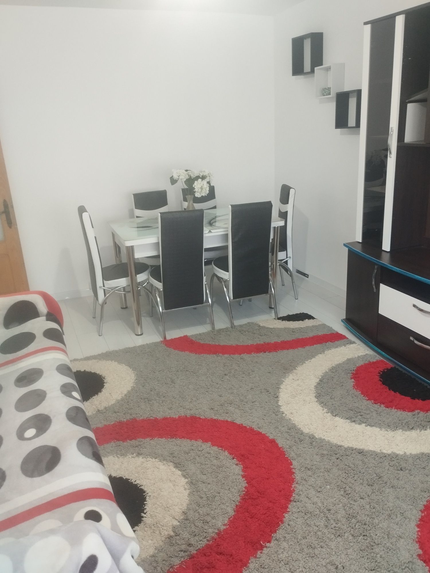 Închiriez apartament 2 camere