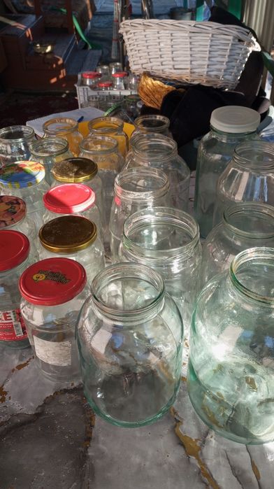 Банки  разные и бутылки.