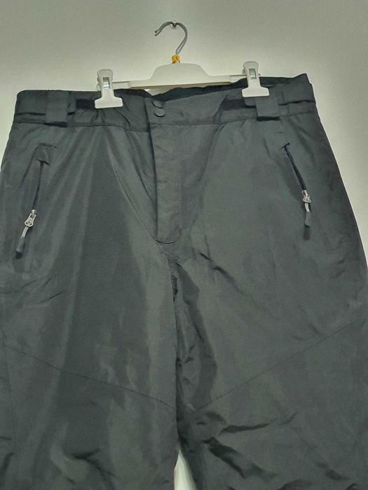 Particular vand pantaloni de schi