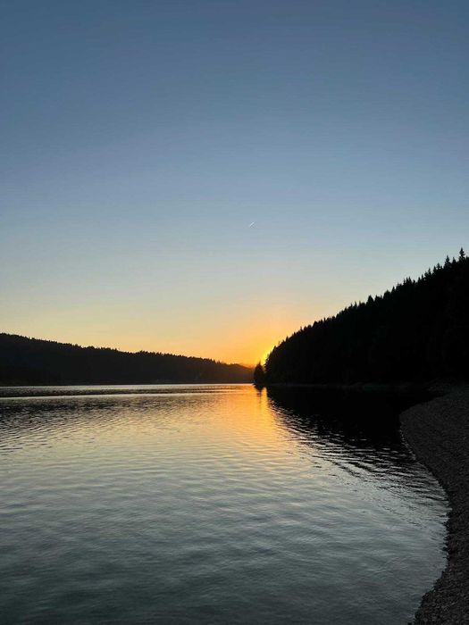 Vând o bucată de paradis pe malul Lacului Beliș - 1000 mp