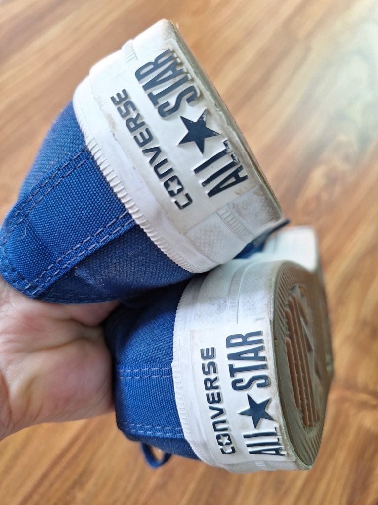 Teneși Converse.