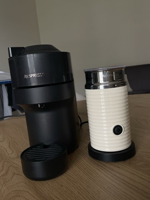 Espressor + Spumant de lapte Nespresso Vertuo Pop – stare impecabilă!