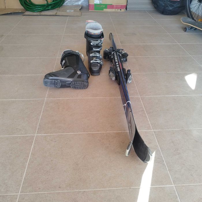 2 чифта ски и ски обувки към тях