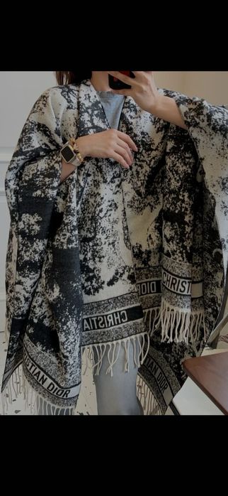 Poncho Christian Dior,model 2026-iarnă