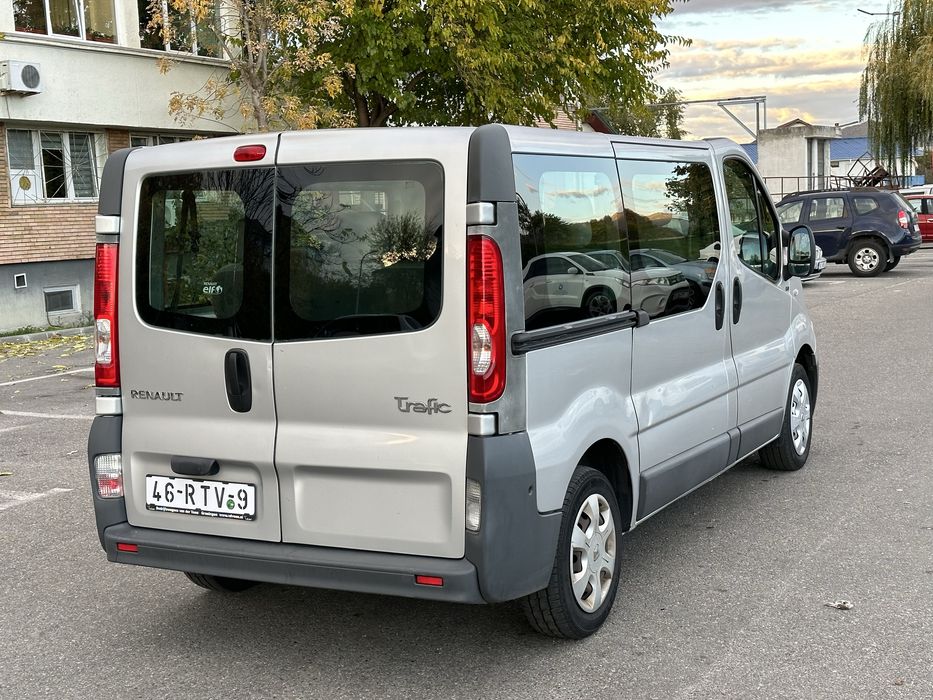 Renault Trafic 2.0 dCi Euro 5 cu 8+1 locuri