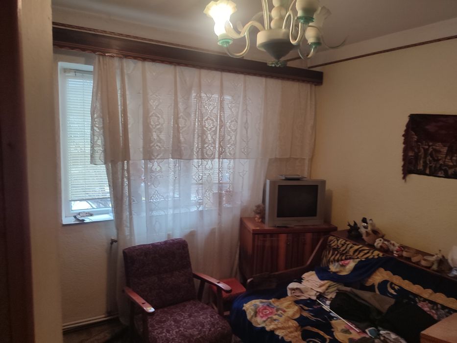 Vând apartament 3 camere in ADJUD