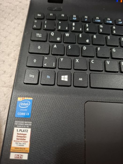 Laptop Acer și MacBook