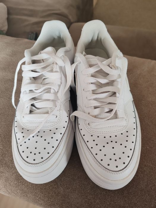 Бели маратонки Nike