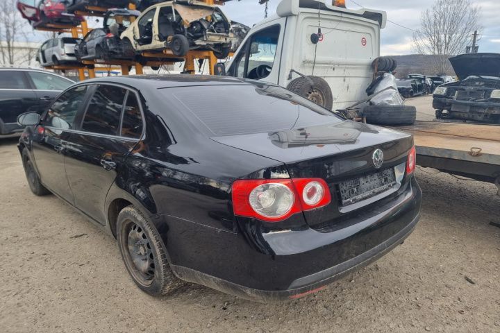usa portiera stanga dreapta fata aripa fuzeta etrier planetara VW Jetta motor 1.6fsi Dezmembrez