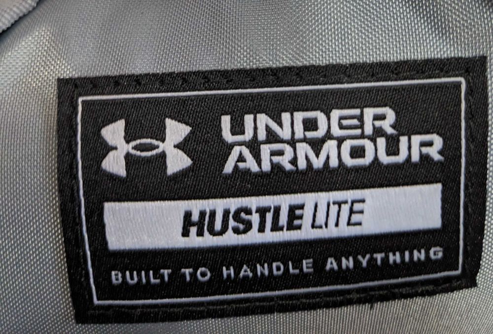 Under Armour Hustle водоустойчива черна раница от Сащ