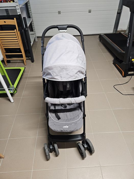 Carucior Joie Mirus, pozitie somn si mâner reversibil.