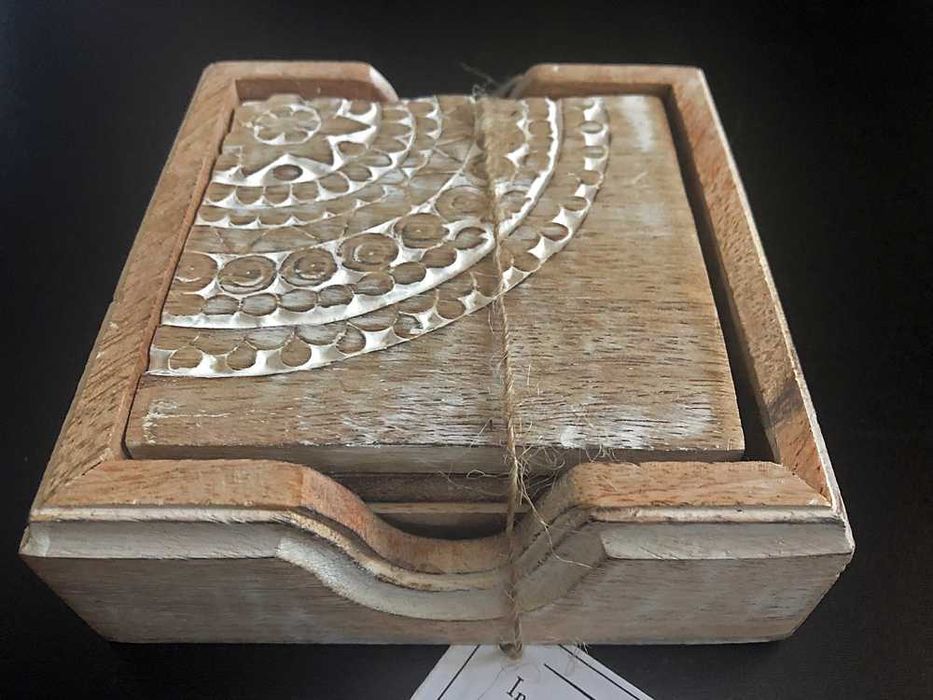 Продавам чисто нови дървен поднос и подложки за чай и за маса