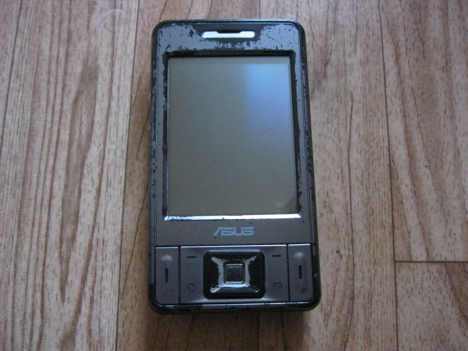 Коммуникатор ASUS P535 и кнопочный телефон  MOTOROLA