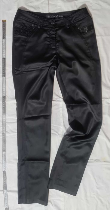 Распродажа одежды. Скоро Новый Год, лучше купить, чем взять на прокат.