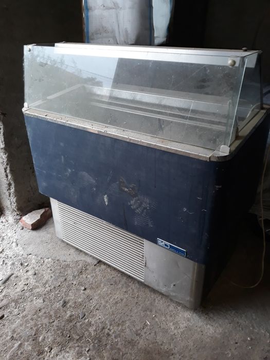 Vitrină pt.mezeluri s-au lactate made in Italia preț.1100 lei.