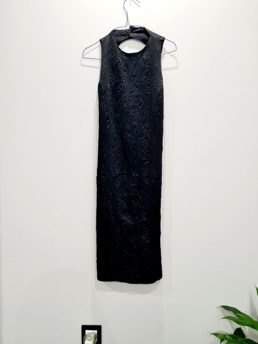 Черна рокля с гол гръб