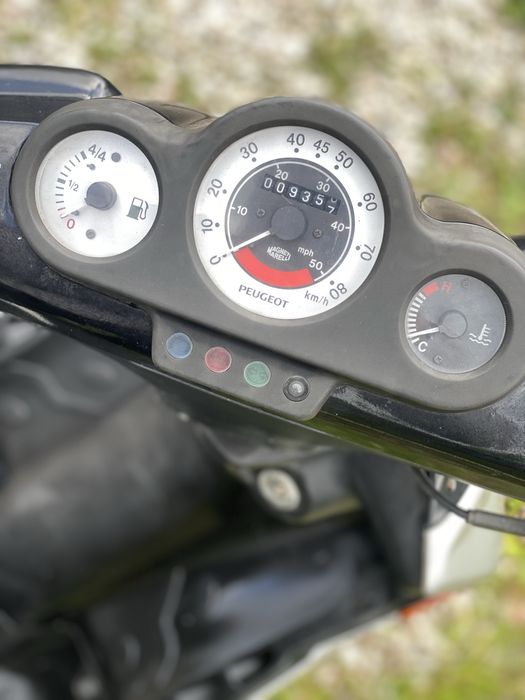 Vand sau schimb scuter peugeot spid 2