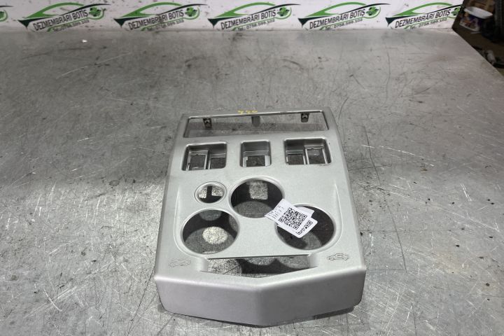 Consola centrala ornament trim 8200382717 Dacia Logan prima generatie