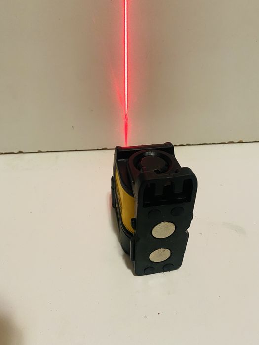 Laser dewalt DCE 088  putin fisurat