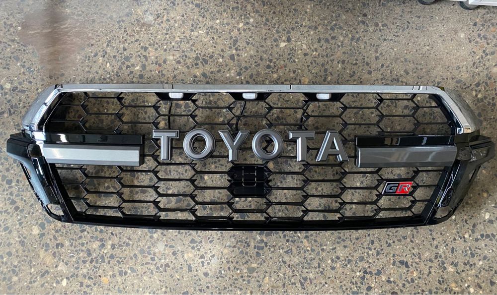 Решетка радиатора GR sport Toyota Land Cruiser 200