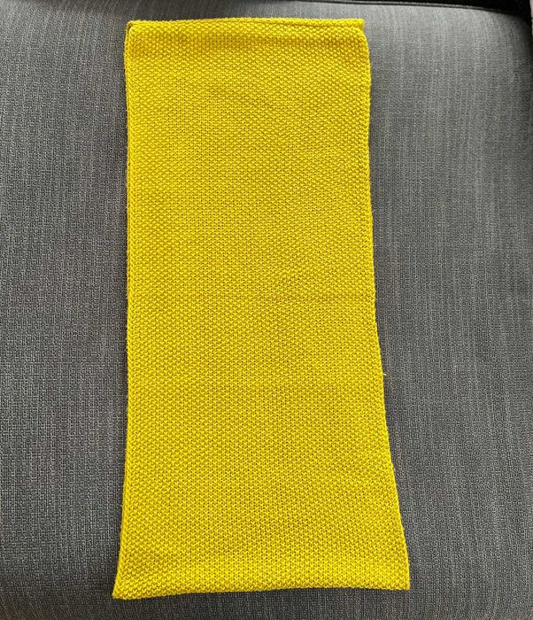 Шалове в жълто и синьо, червено пончо и масленозелена шапка