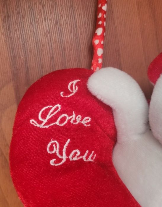 Urs de pluş, alb in inimioara