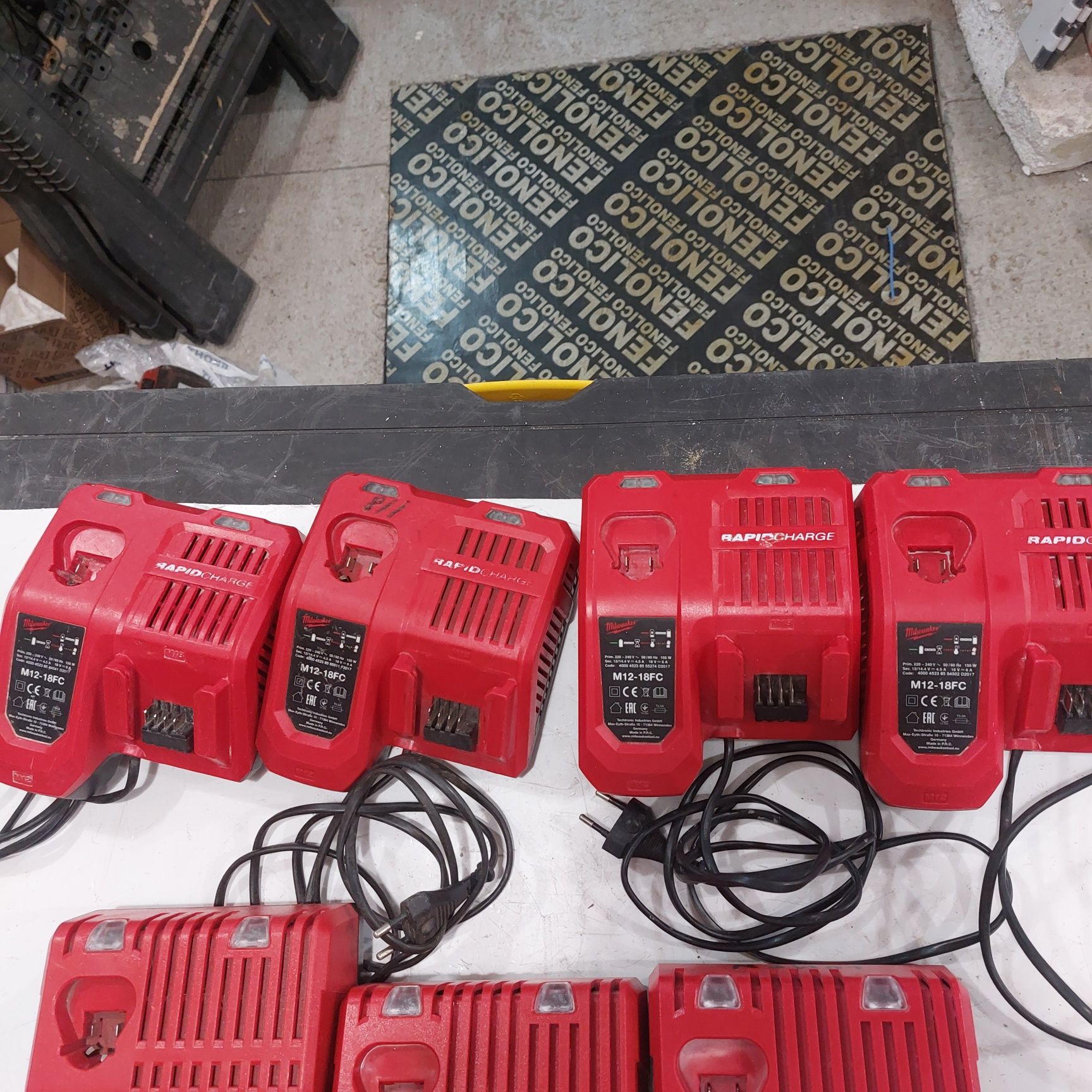 Комбинирано зарядно устройство Милуоки Milwaukee M12-18FC M12-18C