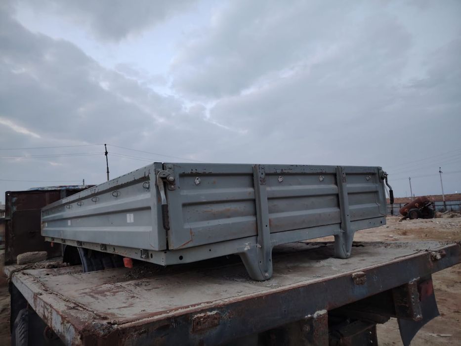 Прицеп, вагончик ,Трактор на ходу.