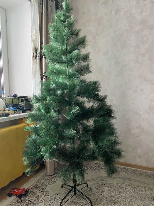 Продается новогодняя ёлка. Высота 180 см.