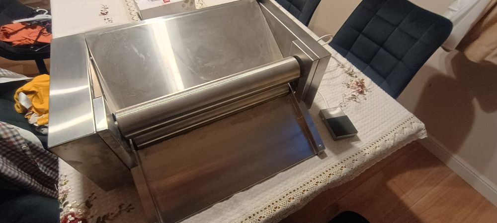 Aparat turat întins aluat pizza