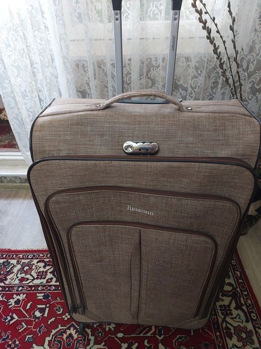 Большой чемодан бежевый
