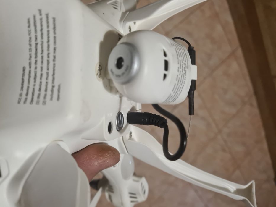 Drona cu camera fără încărcător sau maneta
