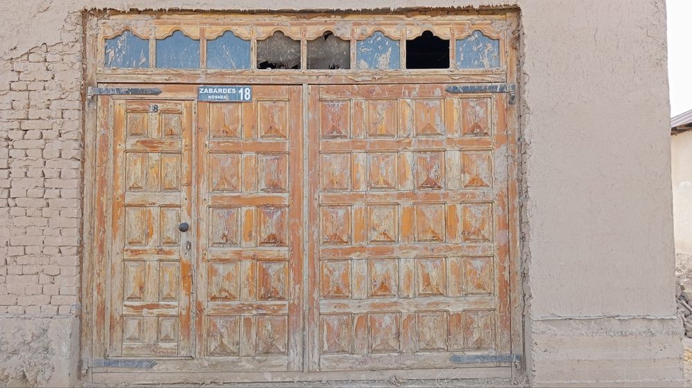 Дәрўаза сатылады бахасы 600 мын сум келип беремен 3,20 2,70