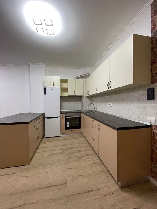 Proprietar, inchiriez apartament cu 2 camere + loc de parcare.