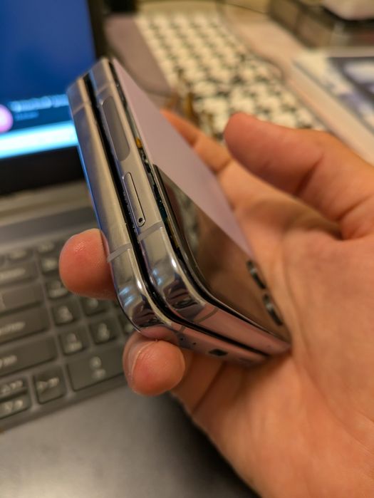 Samsung Galaxy Z Flip4 - среднем состояние 8/128 имей зарегистрирован